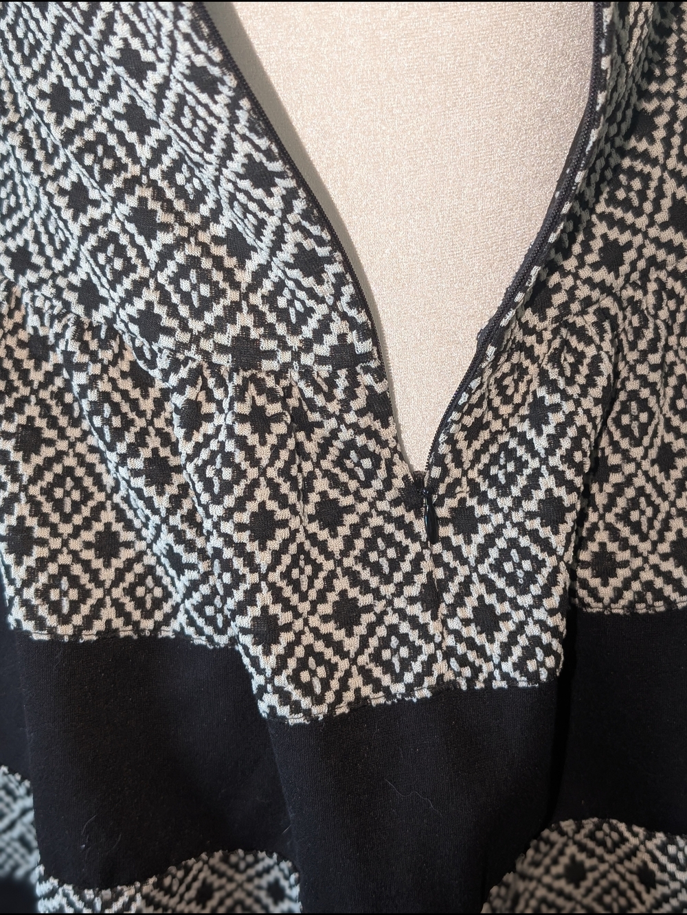Sleeveless Black & White Midi Dress with Geometric Stripe Design - Picture 5 of 6
